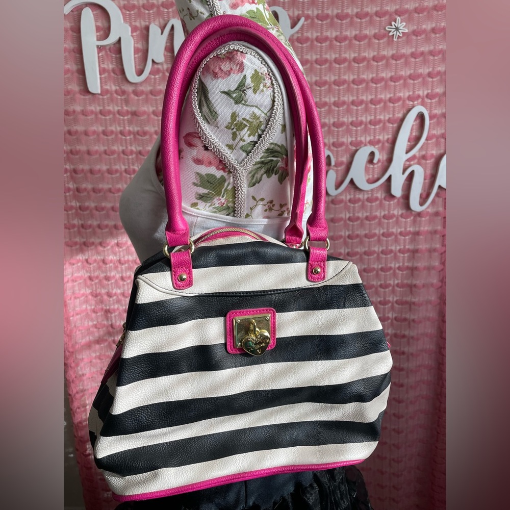 Betsey Johnson Classic Black & White Shoulder Bag ✨💕 🌹